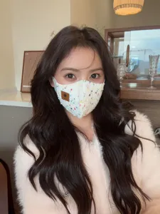 Gedetailleerd overzicht van stijlvol Australisch fluwelen warm masker binnen met kleurrijke vlekken.