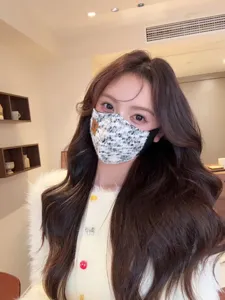 Gedetailleerd uitzicht van het warme winter fleece gezichtsmasker met verstelbare bandjes.