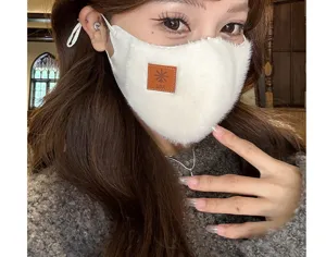 Mascarilla facial de felpa de invierno blanca, cubierta de boca de terciopelo.