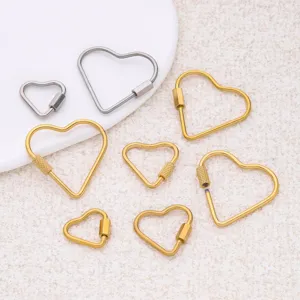 Dettaglio di chiusure a vite a cuore in acciaio inossidabile, componenti per gioielli fai da te.