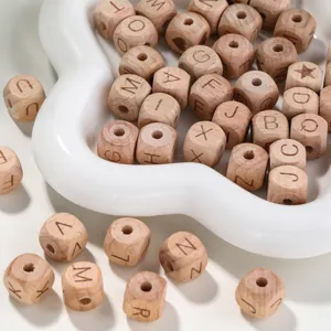 Detailansicht von 12mm unbehandelten Holzbuchstaben Perlen fur DIY Basteln und Kinder.