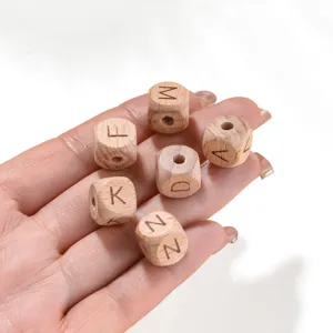 Detailansicht unbemalter Holzperlen mit Buchstaben, natürliches Buchenholz Bastelzubehör.