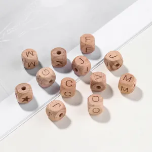 Nahaufnahme von natürlichen Holzbuchstaben-Würfelperlen mit Bohrung für Bastelarbeiten.