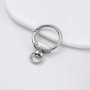 Detalle mosquetero llavero de aleación de zinc, anillo giratorio plateado para bolsos y joyas DIY.