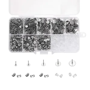 Perni per orecchini piatti in acciaio inox con chiusure in scatola per bigiotteria.