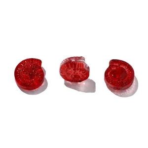 Rote Glas Ammonit Perlen Detailaufnahme fuer DIY handgemachte Armband Schmuckherstellung.