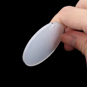 Detailaufnahme des runden Acryl-Rohlings mit Loch für DIY-Schlüsselanhänger und Zubehör.