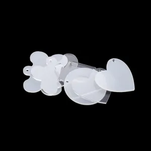 Klare Acryl-Rohlinge Detailansicht, verschiedene Formen mit Loch zum Basteln von DIY Projekten.