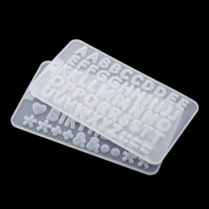 Dettaglio dello stampo in silicone con lettere complete dell'alfabeto e simboli per dolci.