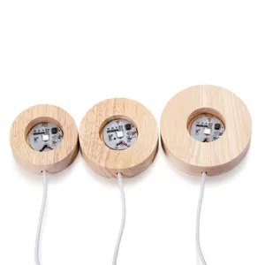 Détail de la base lumineuse en bois LED affichant le circuit interne et le câble USB.