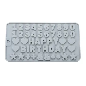 Dettaglio dello stampo da forno in silicone grigio con numeri e lettere di buon compleanno.