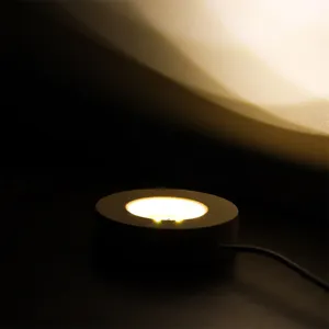 Vue détaillée du socle LED en bois avec éclairage chaleureux et design minimaliste moderne.