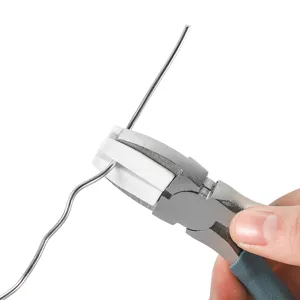 Gedetailleerd overzicht van 5-inch tang met nylon bekken voor het buigen van metaaldraad, handig.