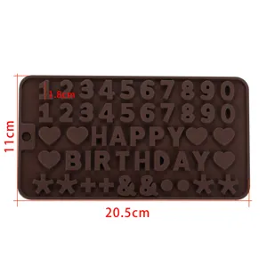 Vista dettagliata dello stampo in silicone marrone per numeri e lettere per dolci e cioccolato.