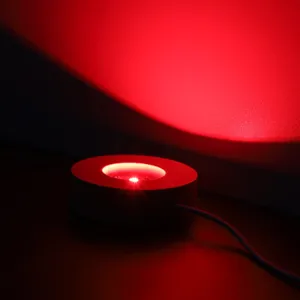 Base lumineuse LED en bois pour présentoir de veilleuse boule de cristal effet lumière rouge.