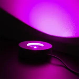 Gros plan détaillé de la base lumineuse en bois LED avec centre violet et cordon d'alimentation.