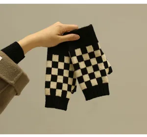Schwarz-weiße karierte fingerlose Strickhandschuhe, gemütliche Winter-Handwärmer für Damen.