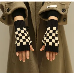 Schwarz-weiße karierte Strick-Fingerlos-Handschuhe für Damen im Winter warm, weich.