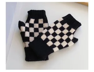 Schwarz-weiße karierte Strick-Fingerlos-Handschuhe, gemütlicher Winter-Handwärmer für Alltag.