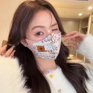Warm winter Australisch fluwelen gezichtsmasker met 3D oogbescherming en roze ruitdesign.