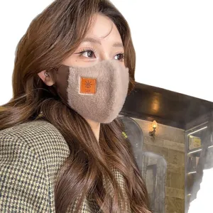 Mascarilla facial de felpa de invierno para mujer, cubreboca de lana de cordero con etiqueta.