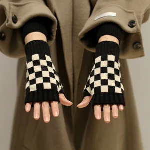 Schwarze und weiße karierte Strick-Fingerlos-Handschuhe für Damen, warmer Winterstyle.