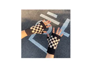 Guanti in maglia senza dita a quadri neri e bianchi per autunno inverno alla moda.