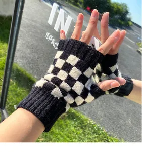 Guanti senza dita in maglia a quadri bianchi e neri per autunno e inverno al typing.