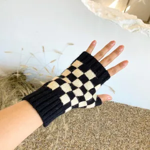 Guanti senza dita in maglia a scacchi nero e bianco, elegante scaldamani per la stagione invernale.