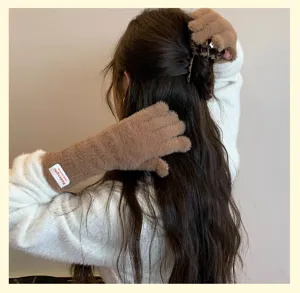Vista detallada de guantes de invierno táctiles de piel sintética marrón para mujer.