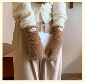 Guantes de invierno acogedores de piel sintética para mujer, diseño cálido y lindo para uso diario.