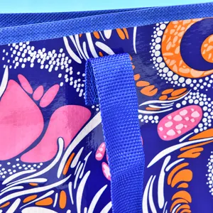 Primer plano detallado de la bolsa de almacenamiento tejida azul duradera con estampado.