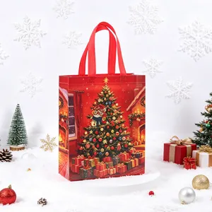 Bolsas de regalo navideñas rojas de tela no tejida con estampado de árbol festivo.