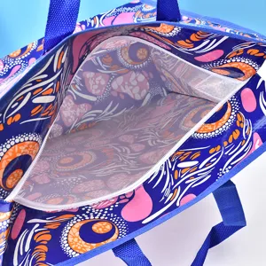 Vista detallada de la bolsa de almacenamiento tejida impermeable grande con estampado africano.