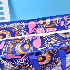 Primer plano detallado de la bolsa de almacenamiento azul con estampado abstracto y cremallera.