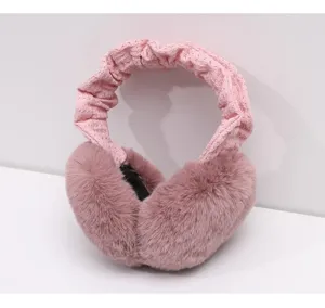 Gros plan détaillé des cache-oreilles en peluche rose douce et du bandeau texturé pour l'hiver.