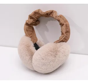 Vue détaillée de cache-oreilles en peluche, chauffe-oreilles doux en fausse fourrure.
