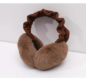 Vue détaillée de cache-oreilles en peluche marron avec coussinets doux et bandeau.