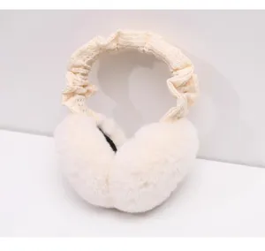 Gros plan détaillé des cache-oreilles en peluche douce avec élégant bandeau en dentelle froncée.