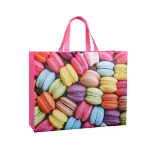 Detalle de estampado macaron colorido en bolsa de compras no tejida con asas rosas.