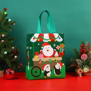 Weihnachts Vlies Geschenktüte mit süßem Weihnachtsmann Pinguin Motiv für festliche Verpackung.