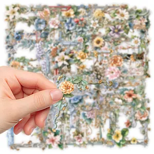 Close-up detailopname van vintage bloemen PET sticker in hand, dagboek decoratie.