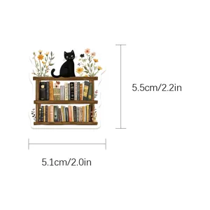 Adesivo gatto nero mensola con libri vista dettaglio e dimensioni per computer portatile.