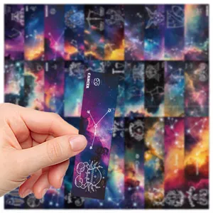 Sternbild Lesezeichen Detail mit Krebs Design und Galaxie Hintergrund aus Papier.