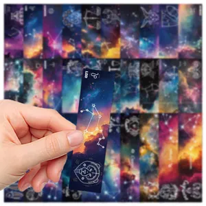 Detailansicht des Sternbild-Papierlesezeichens mit Löwe-Design und galaktischem Muster.