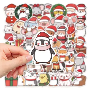 Nahaufnahme des süßen Weihnachtspinguin Aufklebers mit diversen tierischen Motiven.