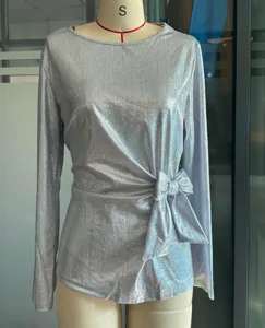 Haut pull manches longues argenté brillant pour femme avec élégant nœud papillon sur le côté.
