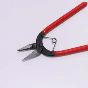 Praezise Flachzange fuer Schmuckherstellung und DIY Bastelprojekte mit roten Griffen.