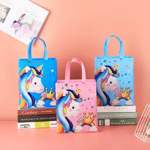 Vliesstoff Einhorn Geschenktaschen Set, buntes Cartoon Design mit Henkel, 3 Stueck.