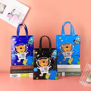 Vliesstoff laminierte geschenktüte mit süßem weltraum bär astronauten cartoon druck für party